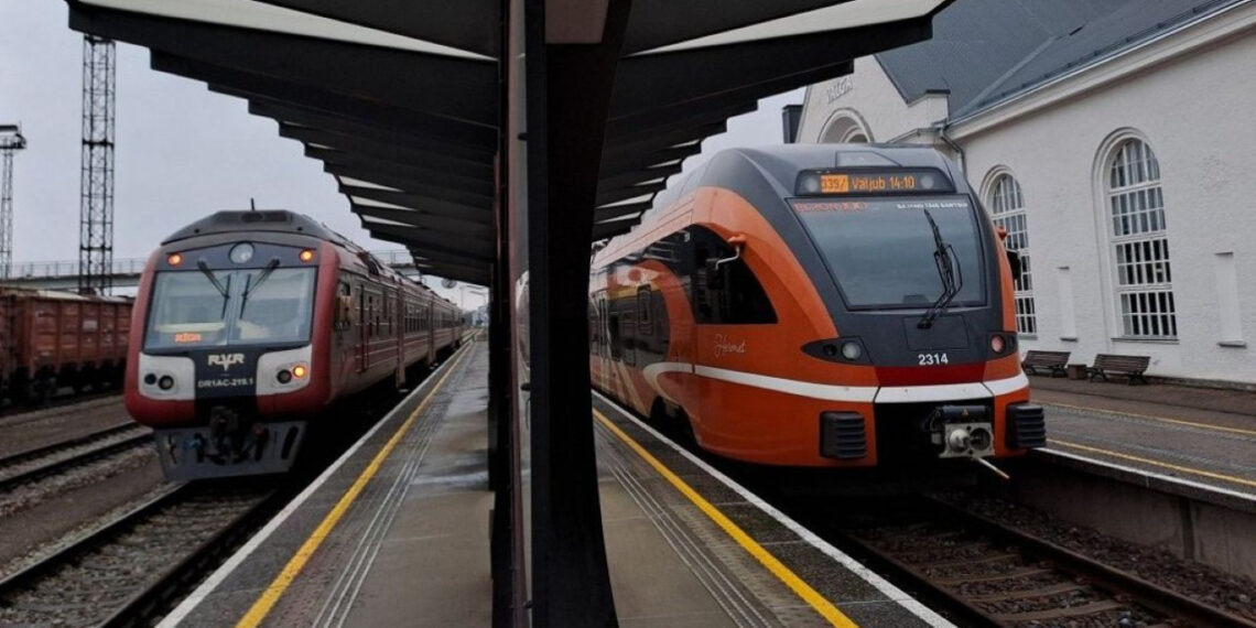 Estai piktinasi naujuoju traukiniu Tartu–Ryga: nerentabilus, retas ir visiškai nepatogus keleiviams