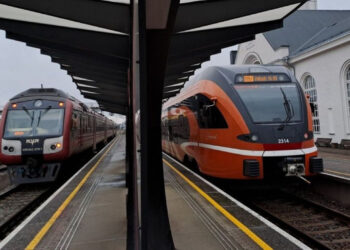 Estai piktinasi naujuoju traukiniu Tartu–Ryga: nerentabilus, retas ir visiškai nepatogus keleiviams