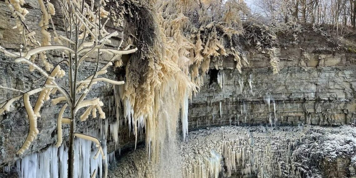 Estijoje ant žmonių užgriuvo milžiniškas užšalęs Valastės krioklys: vaizdai priverčia sustingti