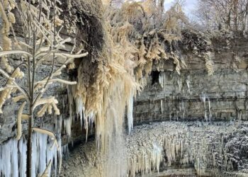 Estijoje ant žmonių užgriuvo milžiniškas užšalęs Valastės krioklys: vaizdai priverčia sustingti