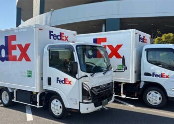 FedEx žengia didžiulį žingsnį: Japoniją užplūs 17 naujų elektrinių sunkvežimių – kas laukia toliau?