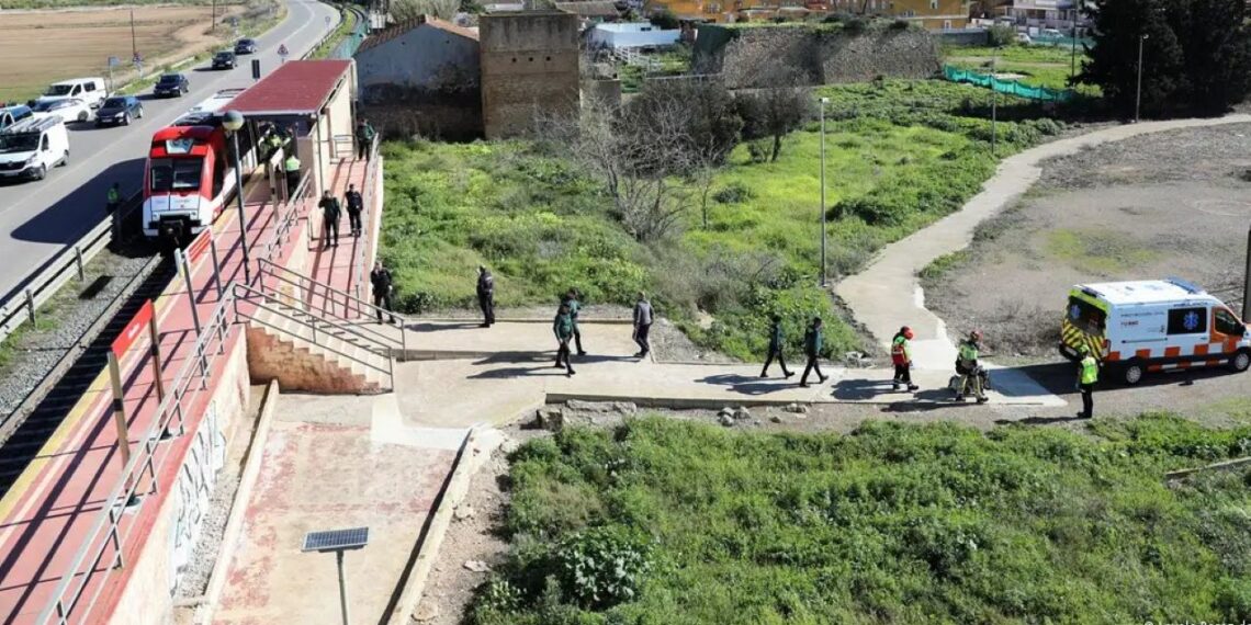 Fiasko Ispanijos geležinkelyje: keleivinį traukinį traiško staiga ant bėgių kritęs kranas