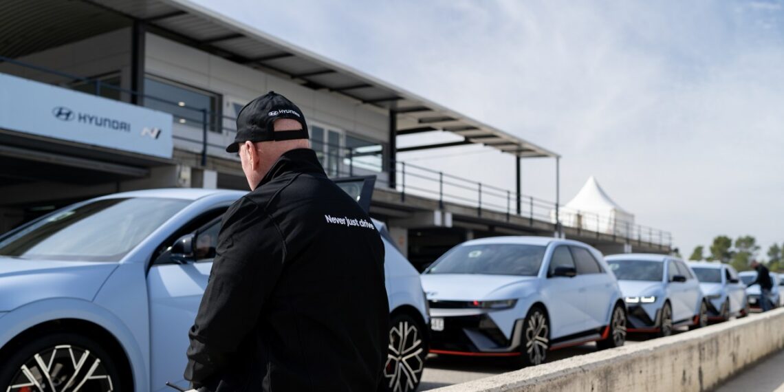 Floridos lenktynių trasoje uždrausta įvažiuoti elektriniams automobiliams: tuninguotojai neatlaikė pažeminimo