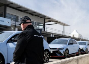 Floridos lenktynių trasoje uždrausta įvažiuoti elektriniams automobiliams: tuninguotojai neatlaikė pažeminimo