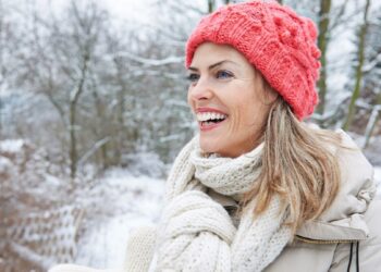 Kirpėjai skelbia pavojų: žiemą plaukus nešiojate su šaliku ir kepure, TAIP, ir juos gadinate kiekvieną dieną.