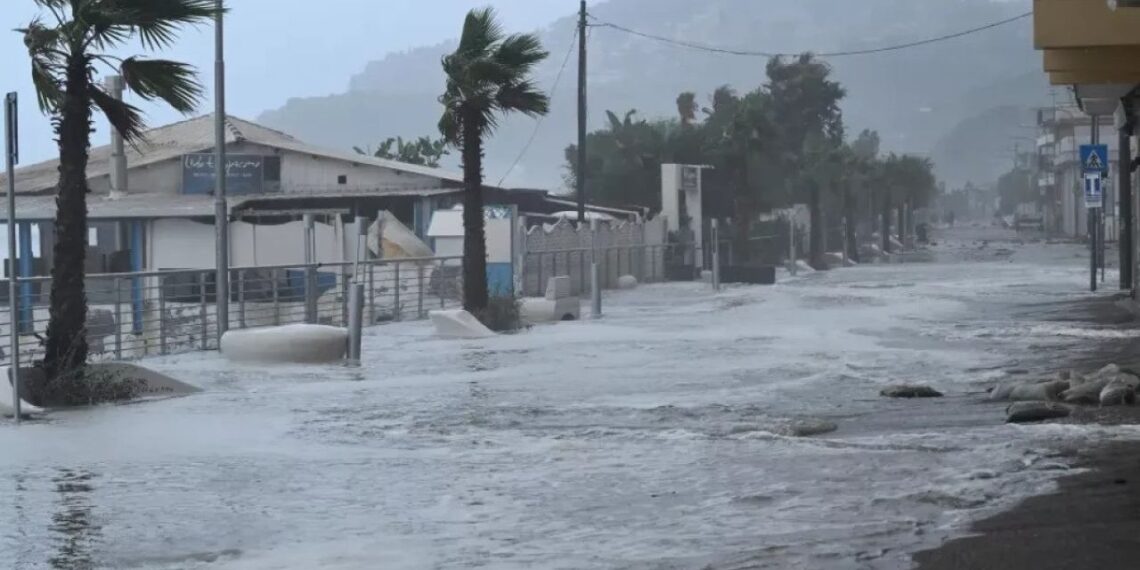 „Garri“ siautėja: milžiniška cunamio banga nusiaubė populiarų Italijos kurortą