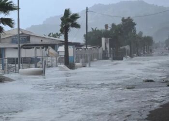 „Garri“ siautėja: milžiniška cunamio banga nusiaubė populiarų Italijos kurortą