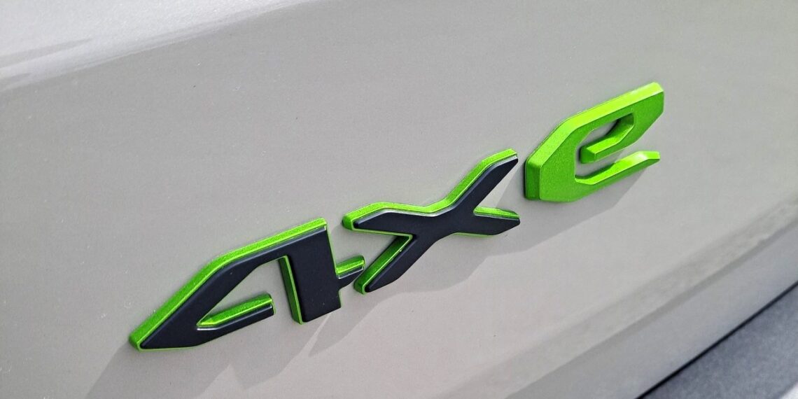 Garsus visureigių gamintojas skubiai traukia hibridus iš prekybos: pavojus užsidegti kelyje