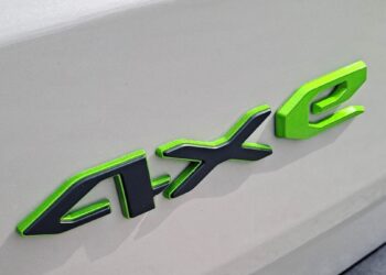 Garsus visureigių gamintojas skubiai traukia hibridus iš prekybos: pavojus užsidegti kelyje