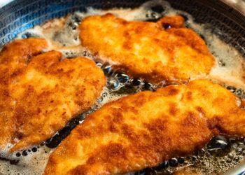 GENIALUS triukas: šituo pabarstyk keptuvę ir aliejus NEBESITAŠKYS net kepant kotletus