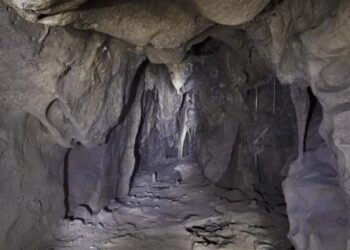 Gibraltare po 40 tūkst. metų atverta slapta urvo šventovė: archeologų radiniai šokiruoja