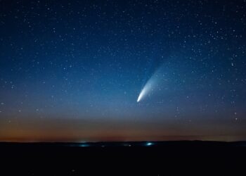 Gigantiška kometa artėja prie Žemės: ar 2026-aisiais išvysime įspūdingą šou plika akimi?