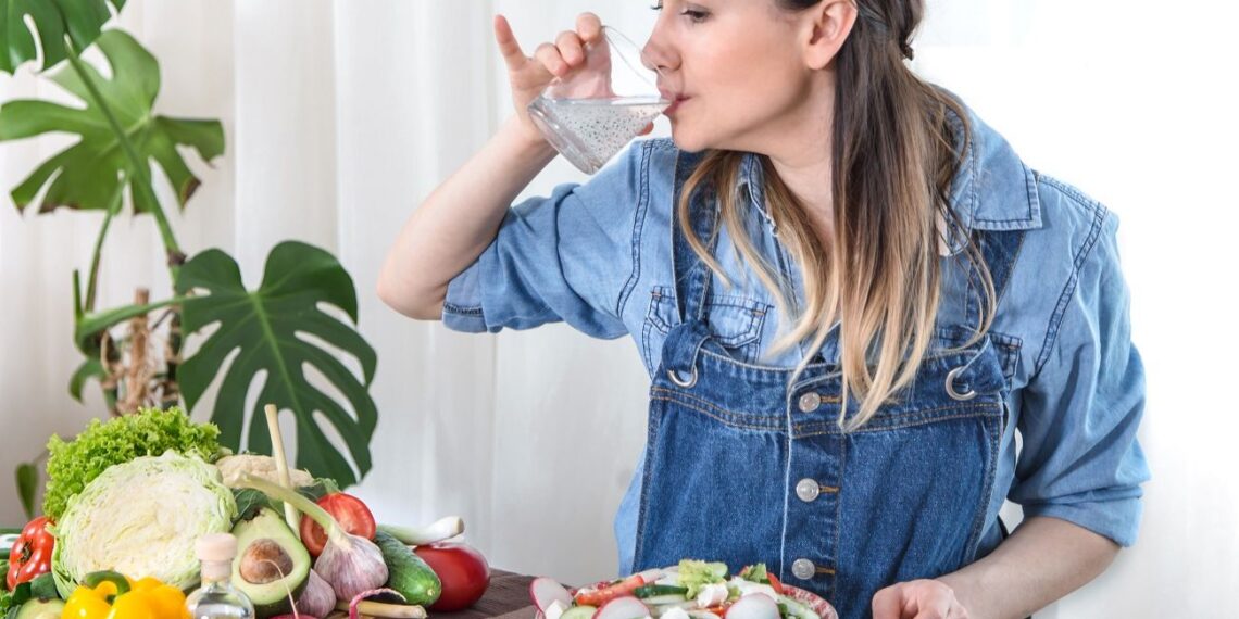 Gydytojai atskleidė šokiruojančią tiesą: ar vanduo valgant tyliai gadina jūsų sveikatą?