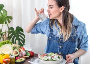 Gydytojai atskleidė šokiruojančią tiesą: ar vanduo valgant tyliai gadina jūsų sveikatą?