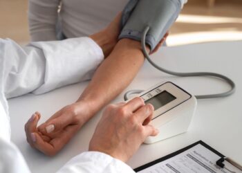 Gydytojas atskleidė: kaip išsirinkti namų tonometrą ir nepasmerkti širdies tyliai rizikai