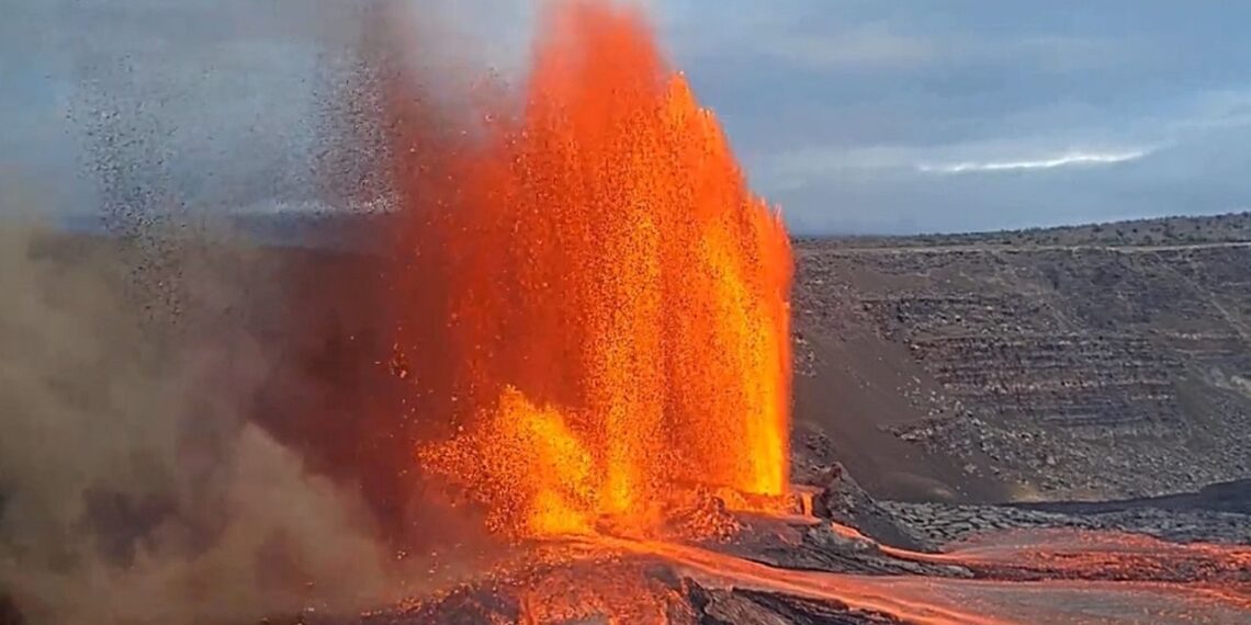 Havajuose atgimsta „pragaro žiotys“: Kilauea ugnikalnis svaido iki 500 metrų aukščio lavos fontanus