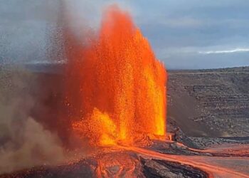 Havajuose atgimsta „pragaro žiotys“: Kilauea ugnikalnis svaido iki 500 metrų aukščio lavos fontanus