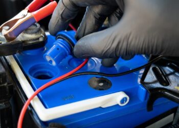 Ignoruoji „stebuklingą akutę“ akumuliatoriuje? Vieną rytą tiesiog nebeužkursi auto