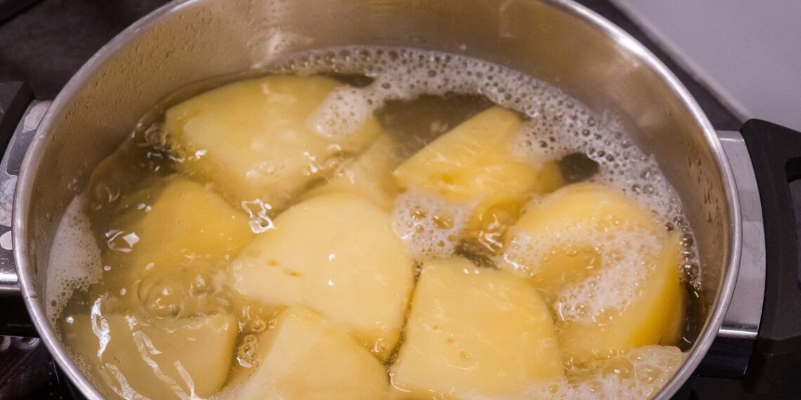 Įmesk šaukštą šio stebuklo verdant bulves: išvirs dvigubai greičiau ir taps neįtikėtinai skanios