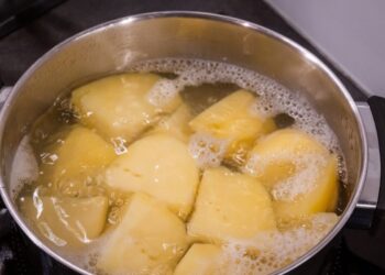 Įmesk šaukštą šio stebuklo verdant bulves: išvirs dvigubai greičiau ir taps neįtikėtinai skanios