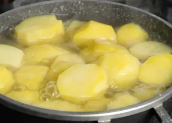 Įmeskite šį triuką į verdantį vandenį ir bulvės taps neįtikėtinai skanios – druskos neprireiks