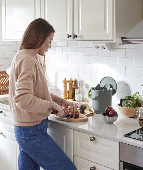 Interjero dizainerė atskleidė triukus: kaip net mažiausiuose namuose rasti vietos atliekų rūšiavimui