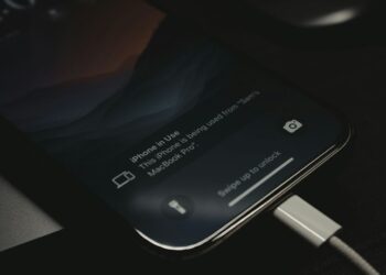 iPhone 17 savininkai panikoje: pasirodė keistas įkrovimo defektas – ar jūsų telefonas saugus?