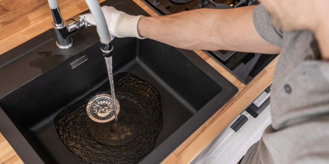 Įpilkite šios paprastos mikstūros į užsikimšusį kriauklės nutekėjimą – santechniko neprireiks