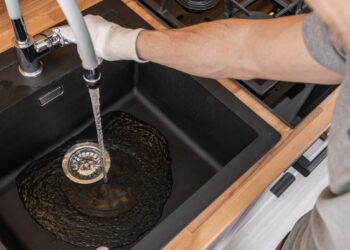 Įpilkite šios paprastos mikstūros į užsikimšusį kriauklės nutekėjimą – santechniko neprireiks