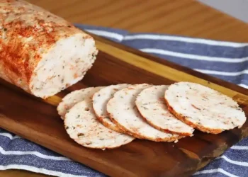 Iš 600 g vištienos krūtinėlių ir paprastos folijos pagaminau šį vyniotinį– šeima neteko žado!