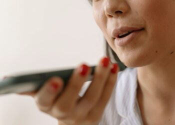 Išmanieji mus užhipnotizavo? Ekranų poveikį prilygina azartiniams lošimams, ekspertai šokiruoti