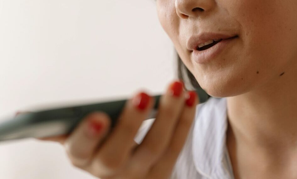 Išmanieji mus užhipnotizavo? Ekranų poveikį prilygina azartiniams lošimams, ekspertai šokiruoti