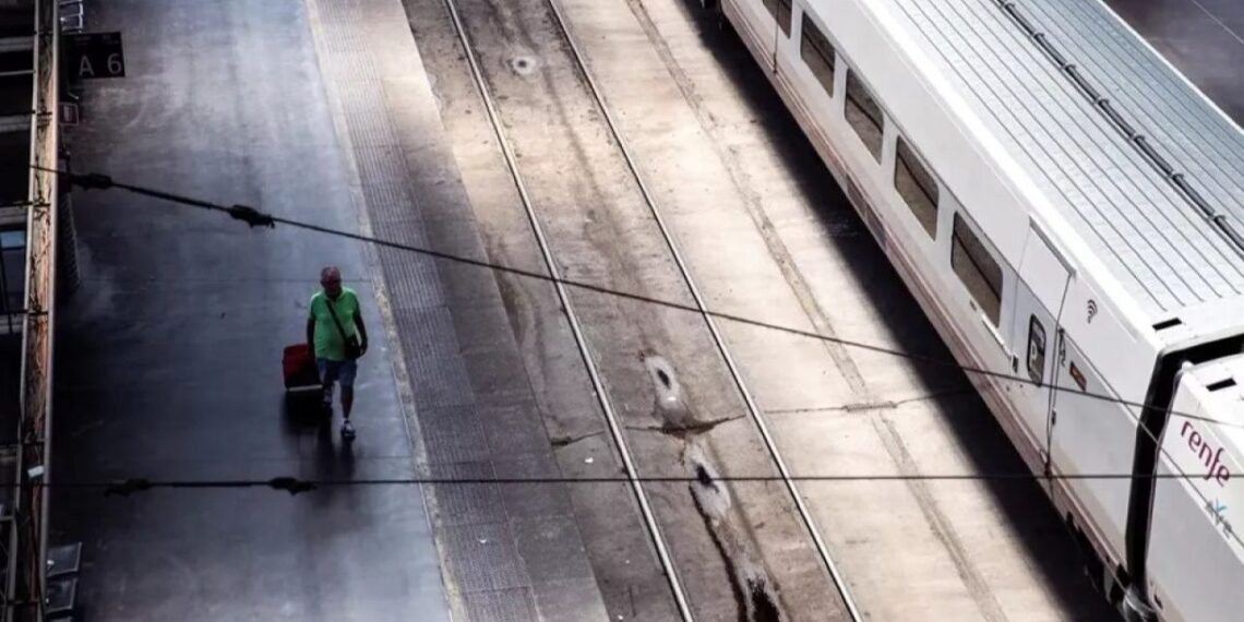 Ispanijos traukiniuose – CHAOSAS: po šiurpių avarijų geležinkelininkai streikuoja