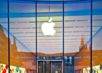 Istorinis „Apple“ triumfas: naujieji „iPhone“ šluojami iš lentynų, konkurentams lieka tik pavydėti