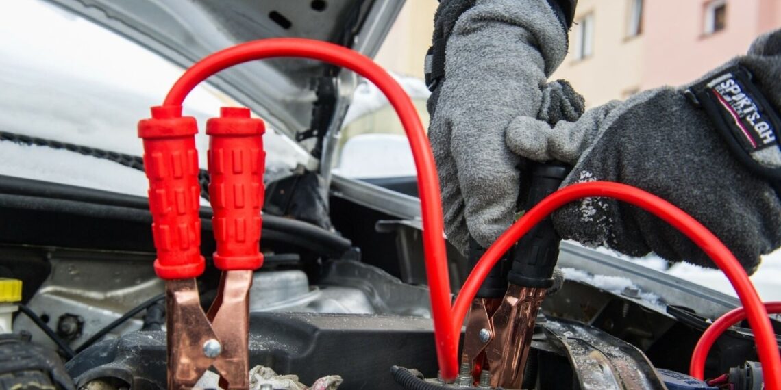 Jak teisingai užvesti automobilį „ant laidų“ žiemą: klaida, kuri sunaikina akumuliatorių akimirksniu