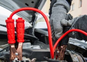 Jak teisingai užvesti automobilį „ant laidų“ žiemą: klaida, kuri sunaikina akumuliatorių akimirksniu