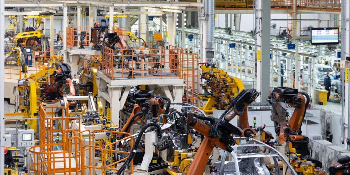 Jau 2030‑aisiais startuos pirmoji automobilų gamykla be žmonių: ar robotai paliks mus be darbo?