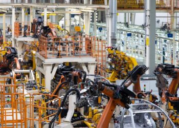 Jau 2030‑aisiais startuos pirmoji automobilų gamykla be žmonių: ar robotai paliks mus be darbo?