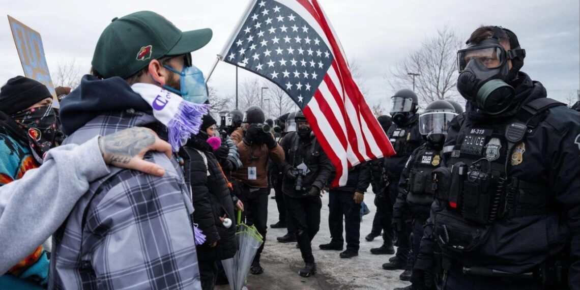 JAV bręsta chaosas: masiniai protestai prieš ICE paralyžiuoja miestus, armija kyla į kovinę parengtį