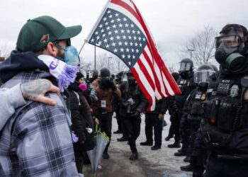 JAV bręsta chaosas: masiniai protestai prieš ICE paralyžiuoja miestus, armija kyla į kovinę parengtį