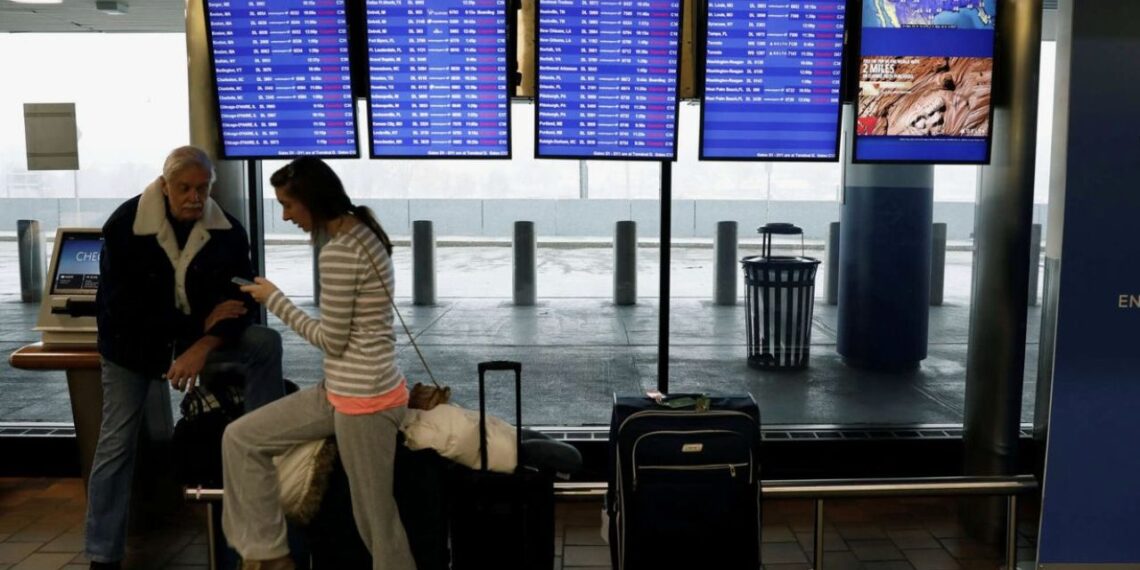 JAV chaosas: milžiniška pūga paralyžiavo šalį – atšaukta per 8 tūkst. skrydžių, oro uostai stabdo veiklą