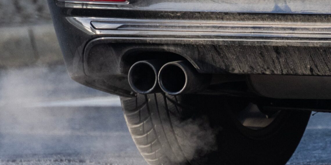 JAV šokas: Trumpas nusisuka nuo elektromobilių – benzinas grįžta į madą, subsidijos baigiasi