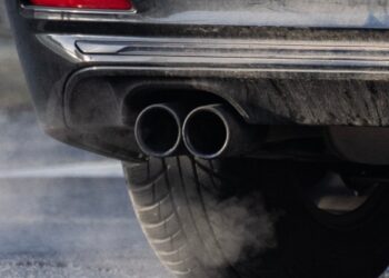 JAV šokas: Trumpas nusisuka nuo elektromobilių – benzinas grįžta į madą, subsidijos baigiasi