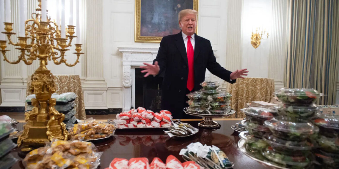 JAV sveikatos ministras šokiruotas: kaip dar gyvas Trampas, ryjantis tiek daug greito maisto?