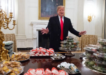 JAV sveikatos ministras šokiruotas: kaip dar gyvas Trampas, ryjantis tiek daug greito maisto?