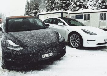 Kaip per kelias minutes atitirpinti užšalusią Tesla: vairuotojai dalijasi išbandytais triukais