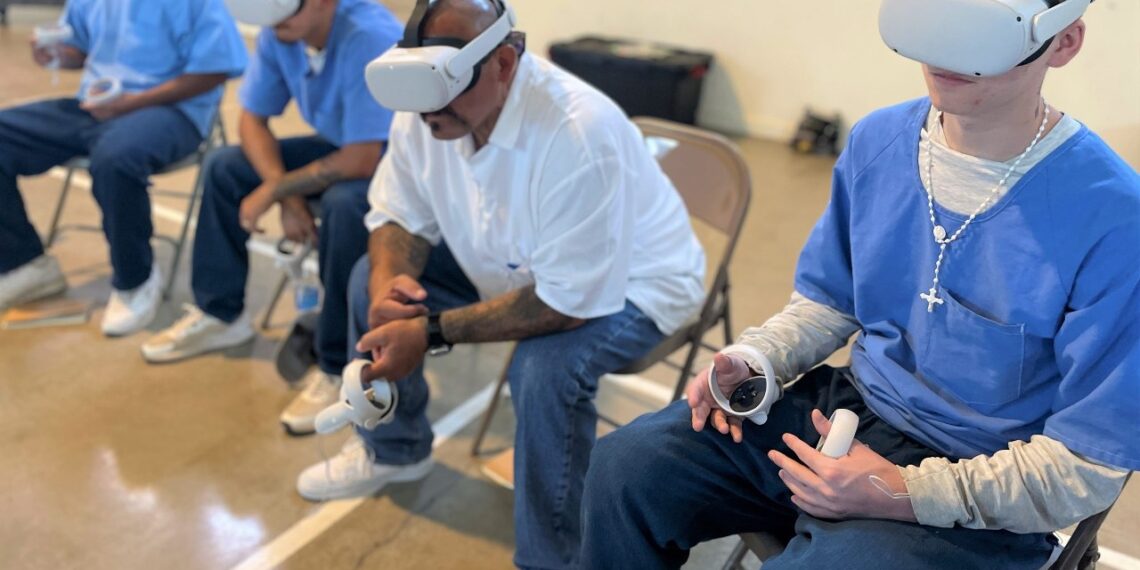 Kaliniai pasimeta tarp grotų ir VR pasaulio: virtualios kelionės ir darbo pokalbiai už laisvę