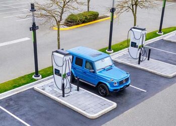 Kanadoje startuoja prabangus Mercedes-Benz elektromobilių įkrovimo tinklas: Teslai metas sunerimti