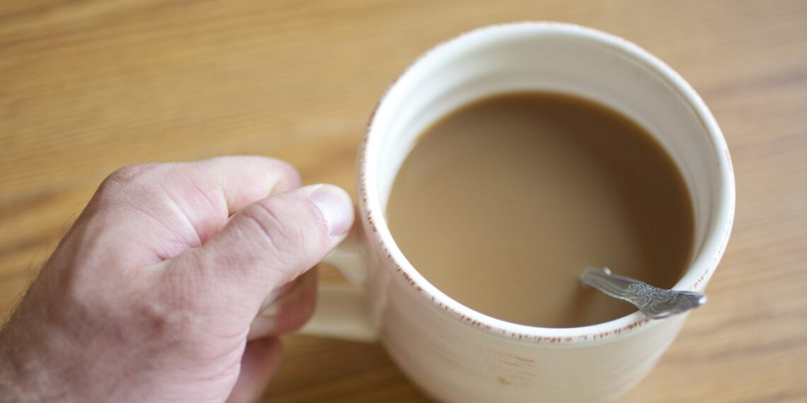 Kardiochirurg alarmuje: ten błąd z poranną kawą niszczy twoje serce – pij ją o TEJ godzinie
