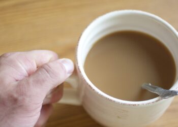 Kardiochirurg alarmuje: ten błąd z poranną kawą niszczy twoje serce – pij ją o TEJ godzinie